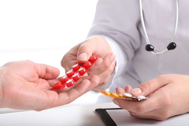Zdravnik daje tablete za zdravljenje osteohondroze